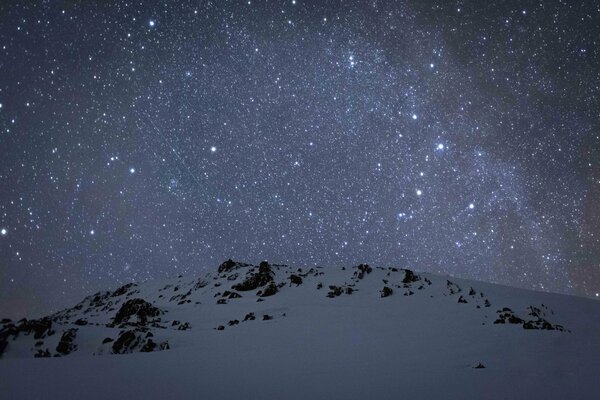 Montagnes sur fond de la voie lactée et le ciel nocturne