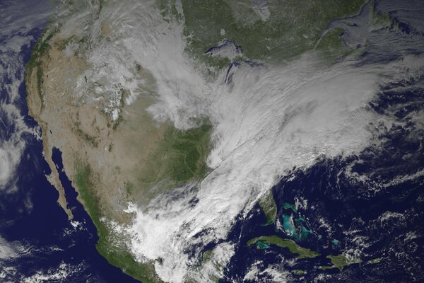 Nubes blancas aéreas sobre América del Norte. Foto satelital