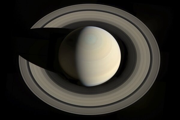 Planeta Saturno con anillos en gris