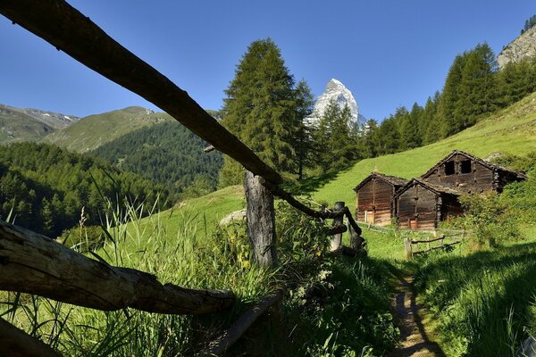 Dans les montagnes derrière la clôture de la maison en bois