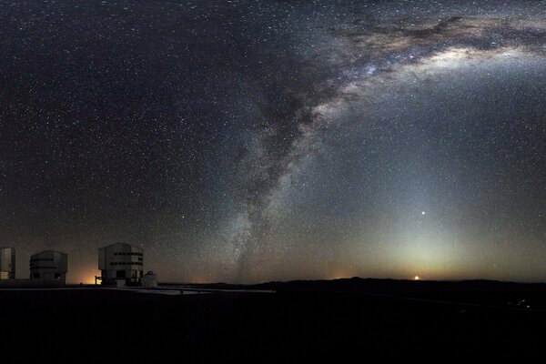 Una vista inusual del panorama de la vía láctea