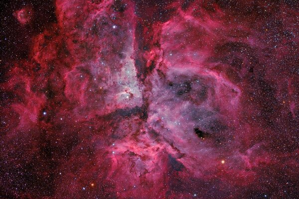Różowa mglista poświata na tle tҽmnego kosmosu