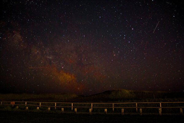 Il paesaggio sembra fantastico, contro il cielo stellato