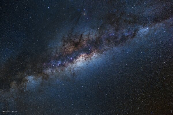 Kosmischer Himmel mit der Milchstraße