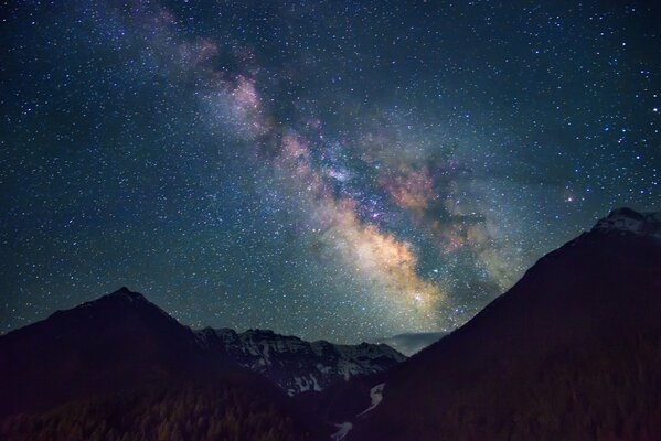 Nachtlandschaft, Sternenhimmel, dunkle Berge