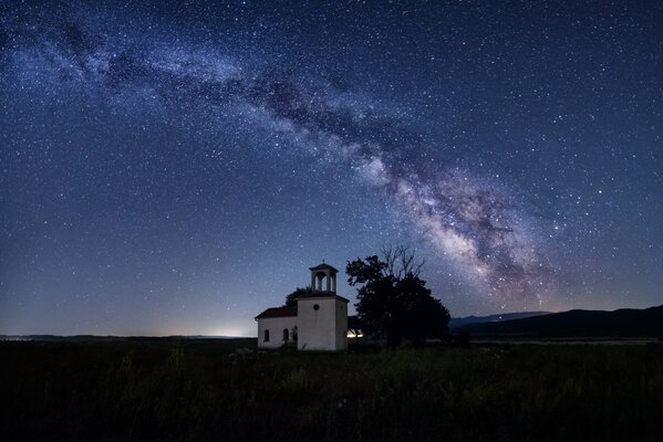 Catedral de San Pedro y San Pablo en una colina en Bulgaria