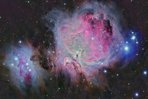 Divorzi della nebulosa rosa blu verde viola nello spazio stellato scuro