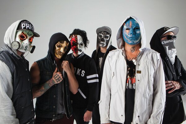 Banda de rock con máscaras de miedo
