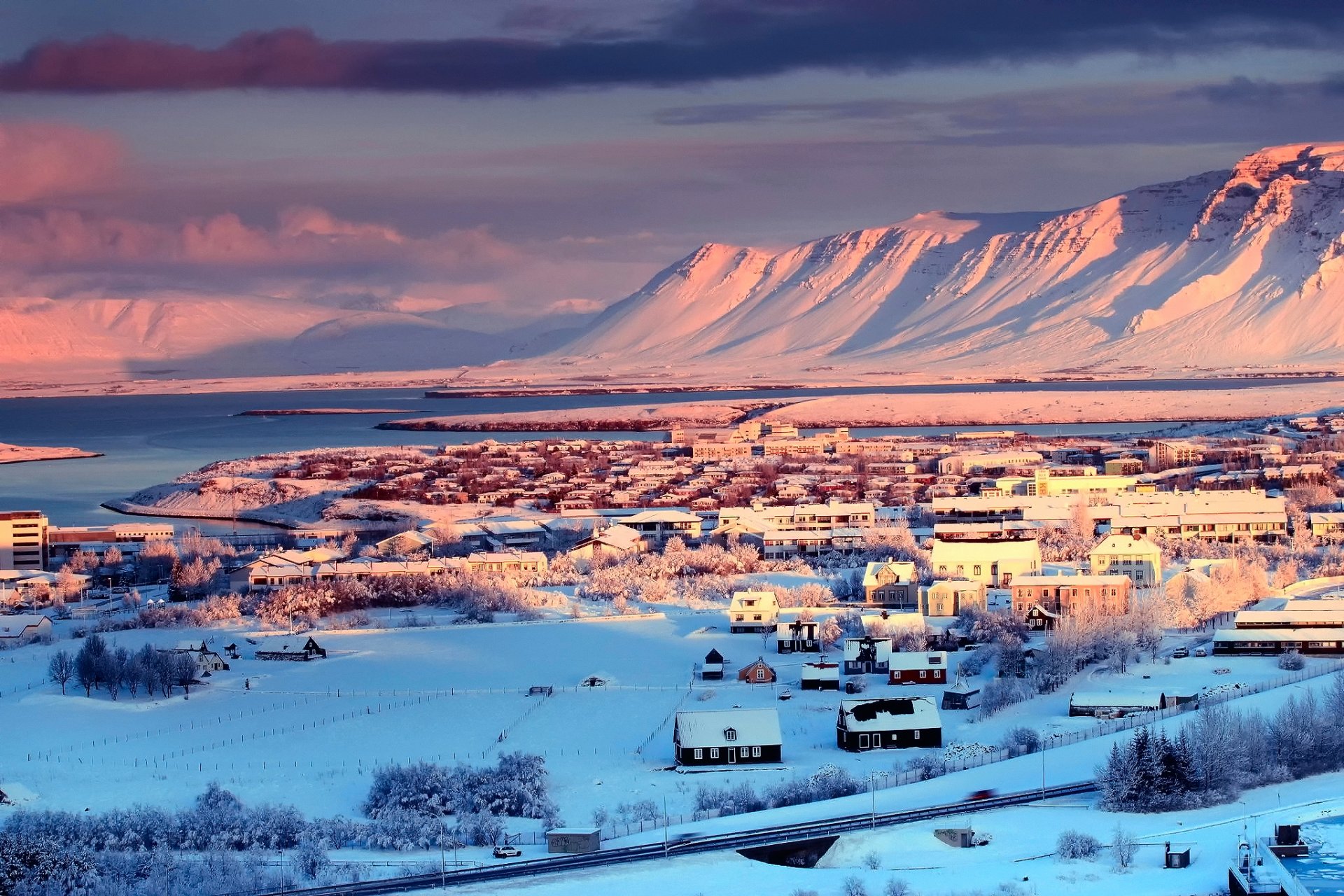 islandia reykjavik miasto stolica domki zima śnieg drzewa góry rzeka niebo chmury