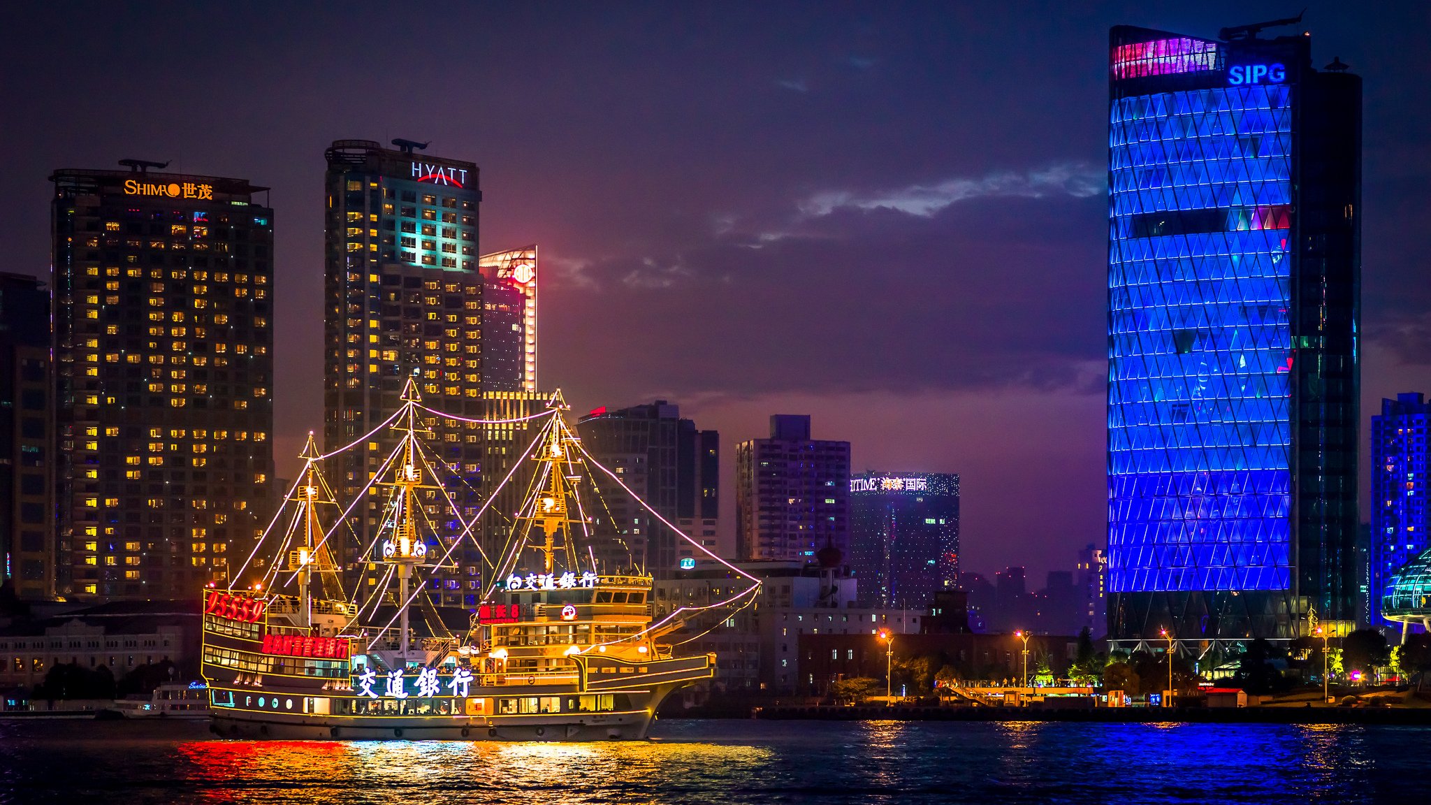 cina shanghai fiume huangpu barche illuminato specchio riflessione edifici notte