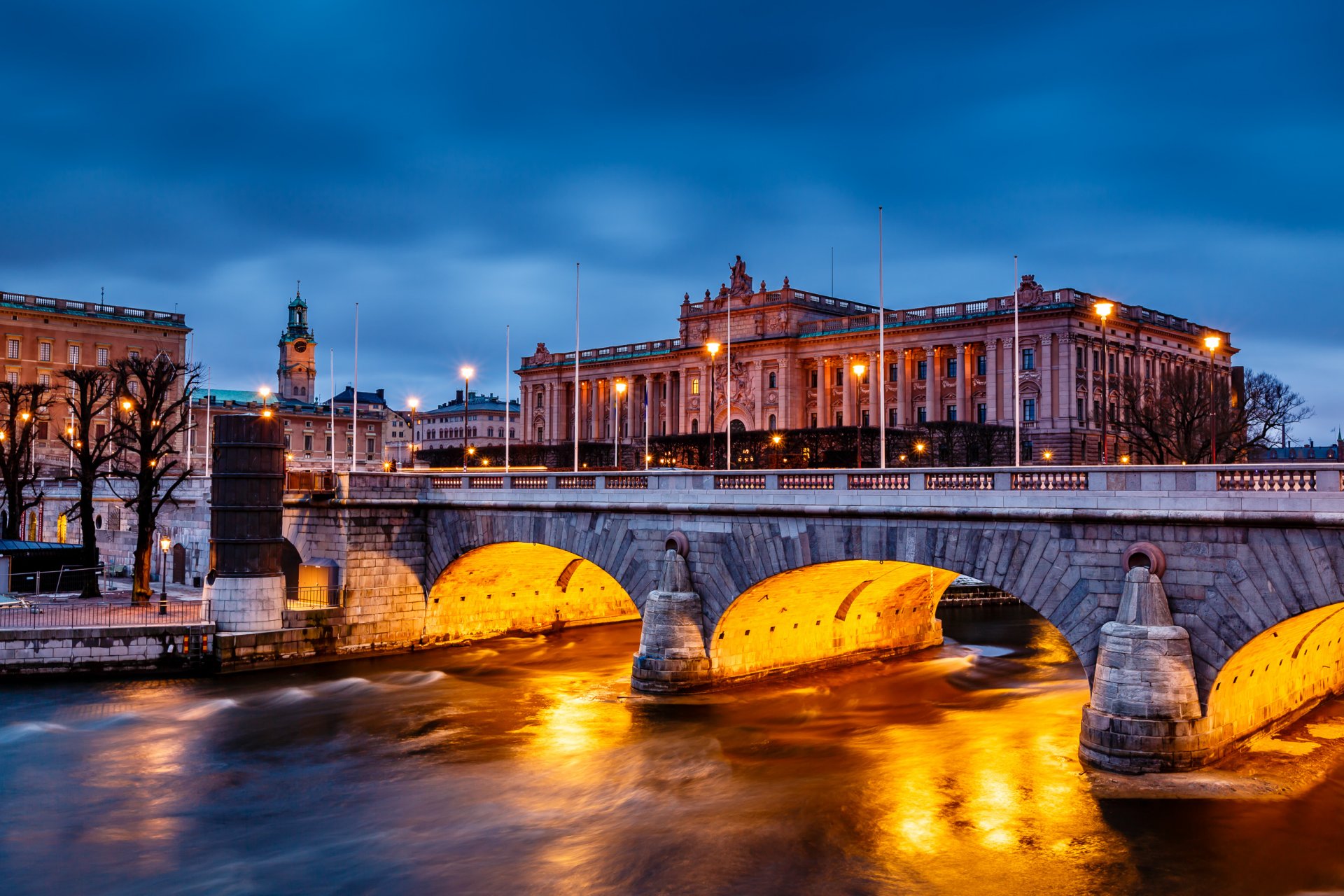 stockholm schweden riksdag bau norrbro brücke stadt abend gebäude parlament brücke see wasser hintergrundbeleuchtung bäume