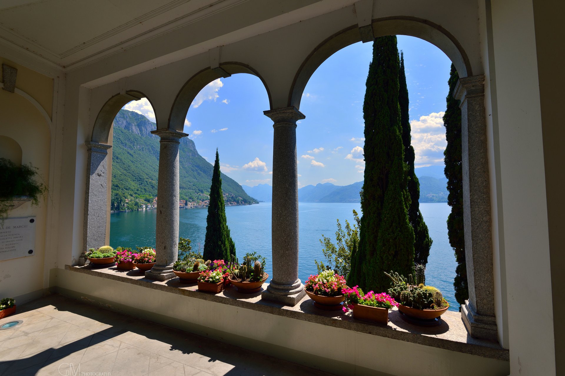 varenna villa kloster italien landschaft see berge blumen häuser villa bogen