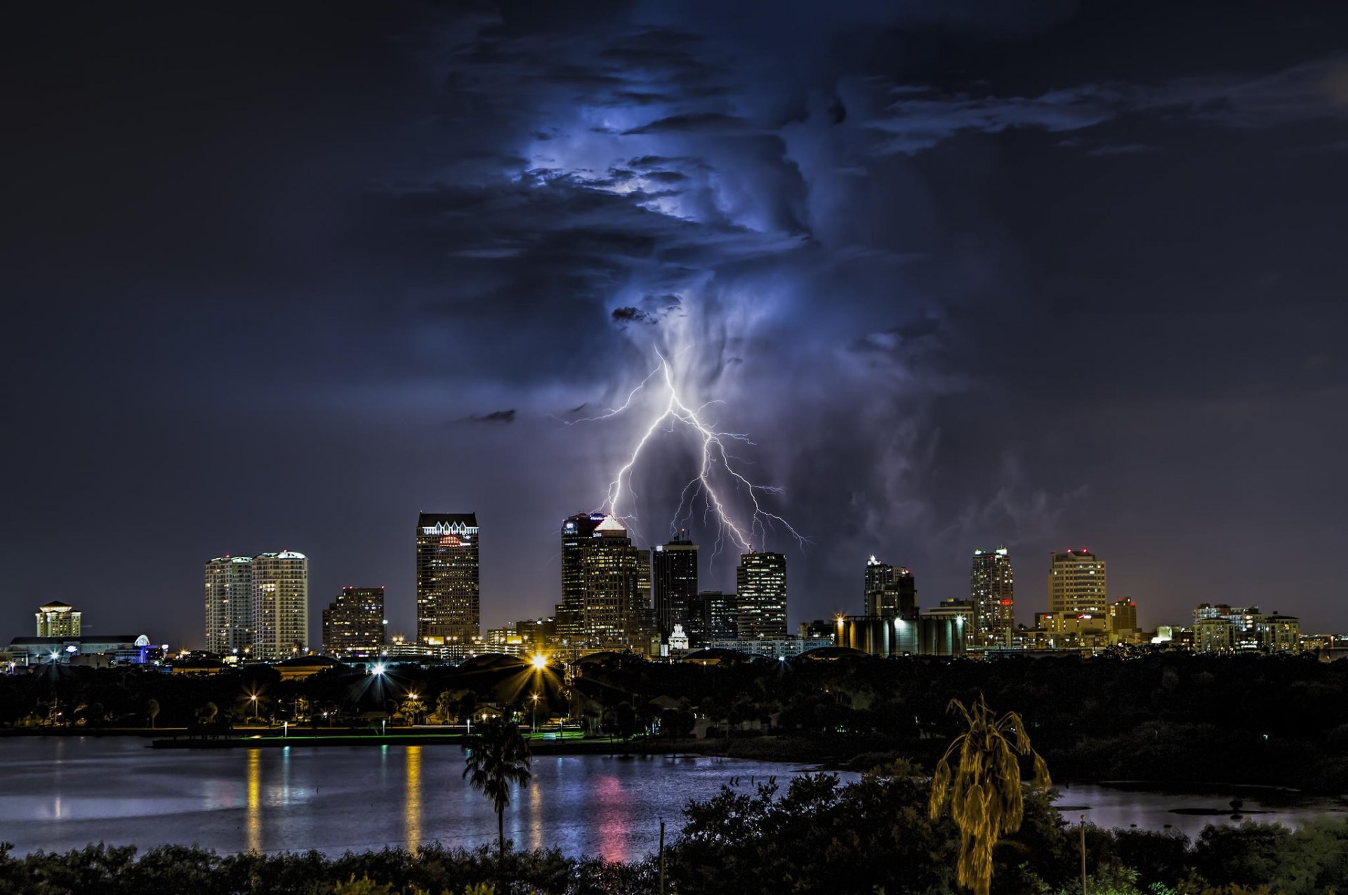usa florida stadt wolkenkratzer gebäude nacht lichter gewitter blitze wolken himmel