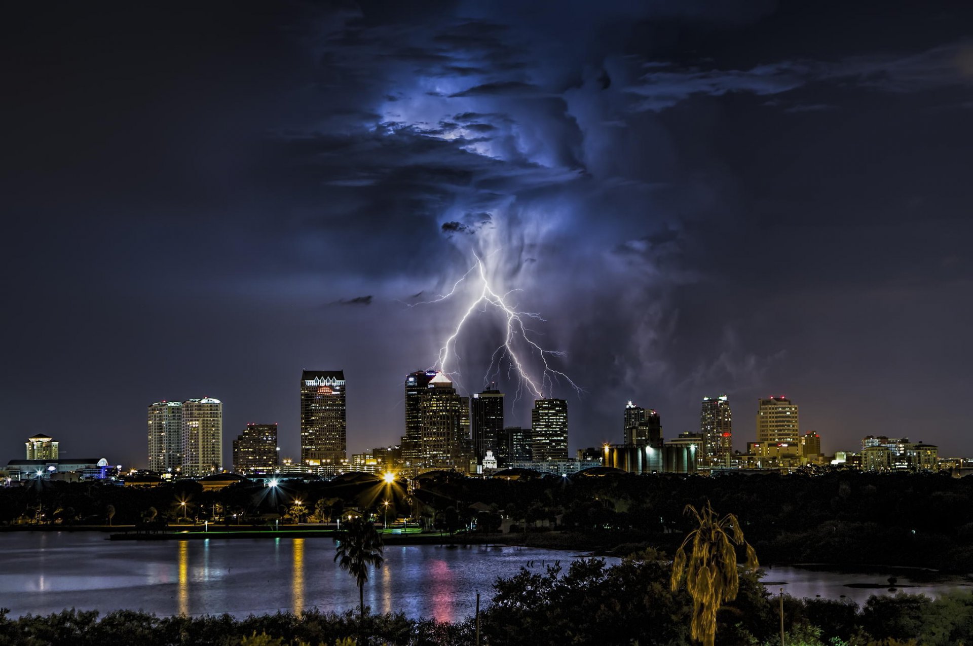 estados unidos florida ciudad rascacielos edificios noche luces tormenta relámpagos nubes cielo