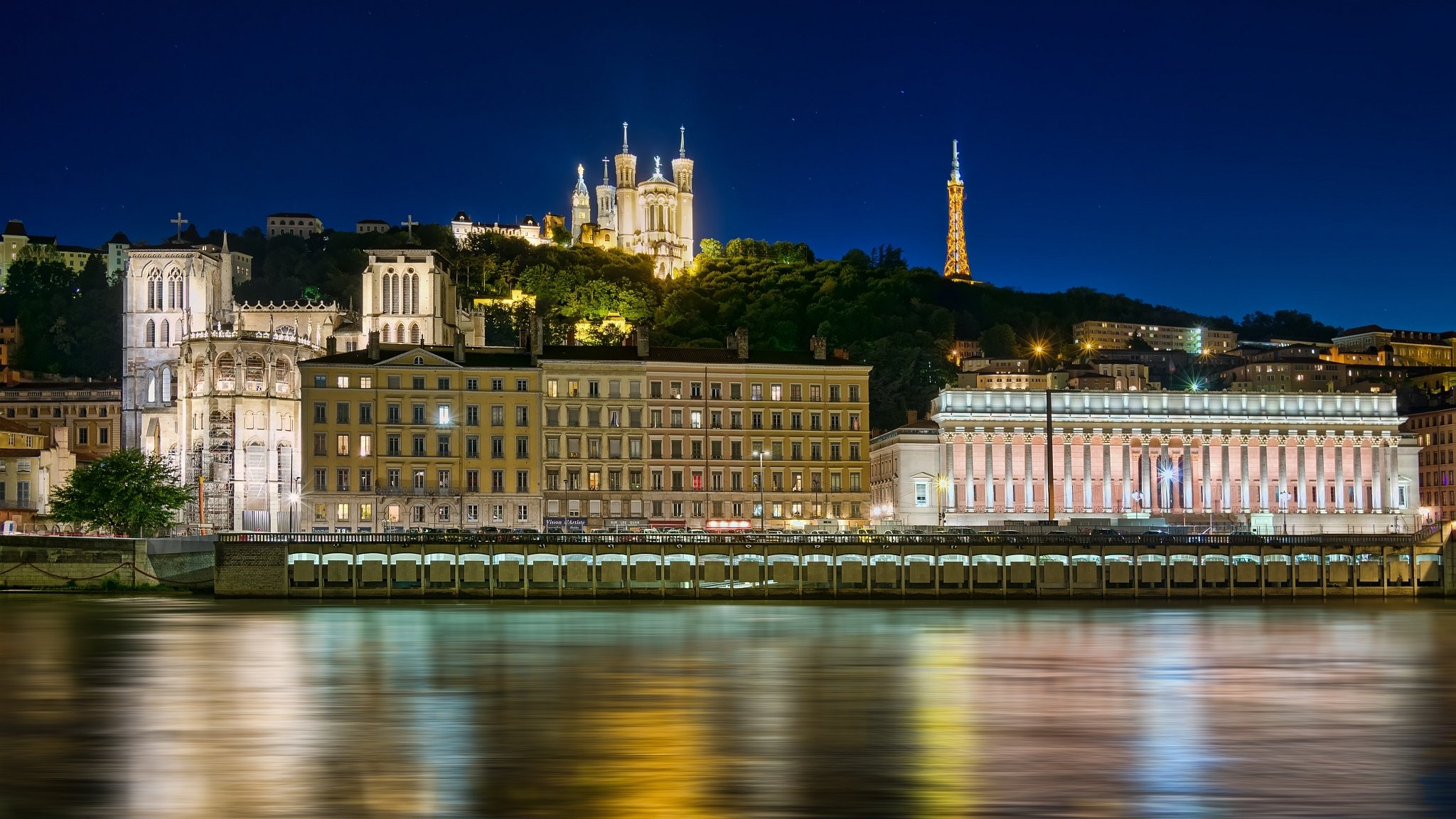 lyon francia río ródano basílica de notre-dame de fourvière basílica de notre-dame de fourvière río ródano paseo marítimo edificios