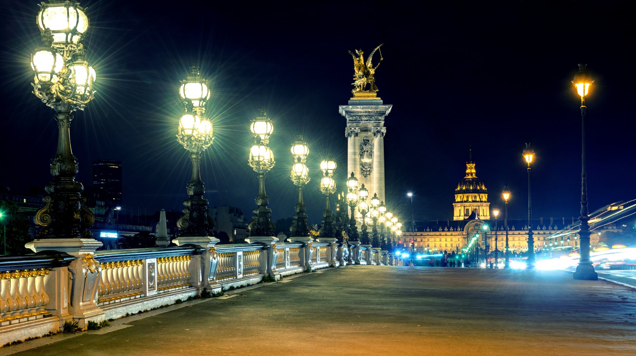 paris france pont alexandre iii ville nuit lanternes lumière éclairage personnes bâtiments architecture