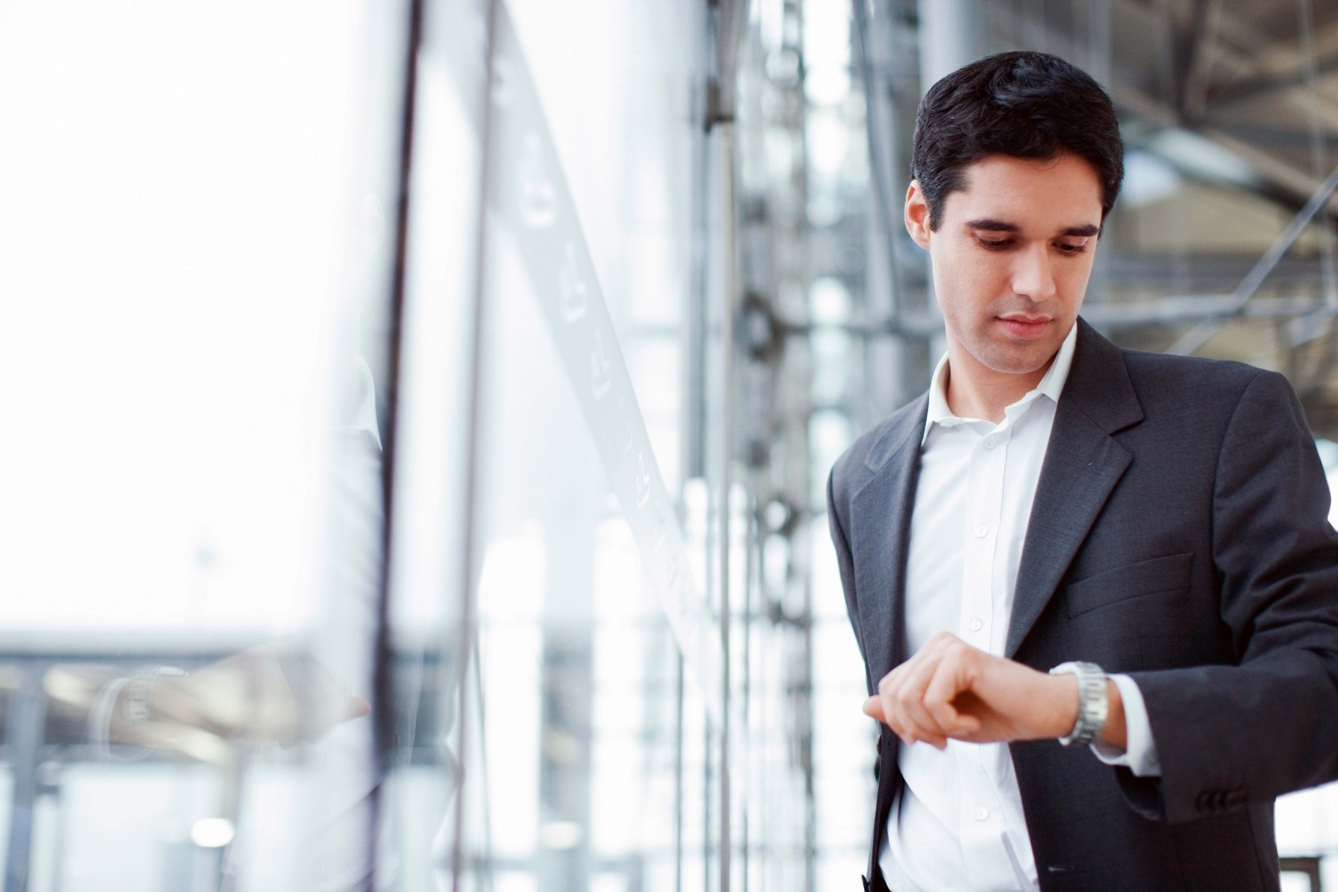 hombre traje reloj