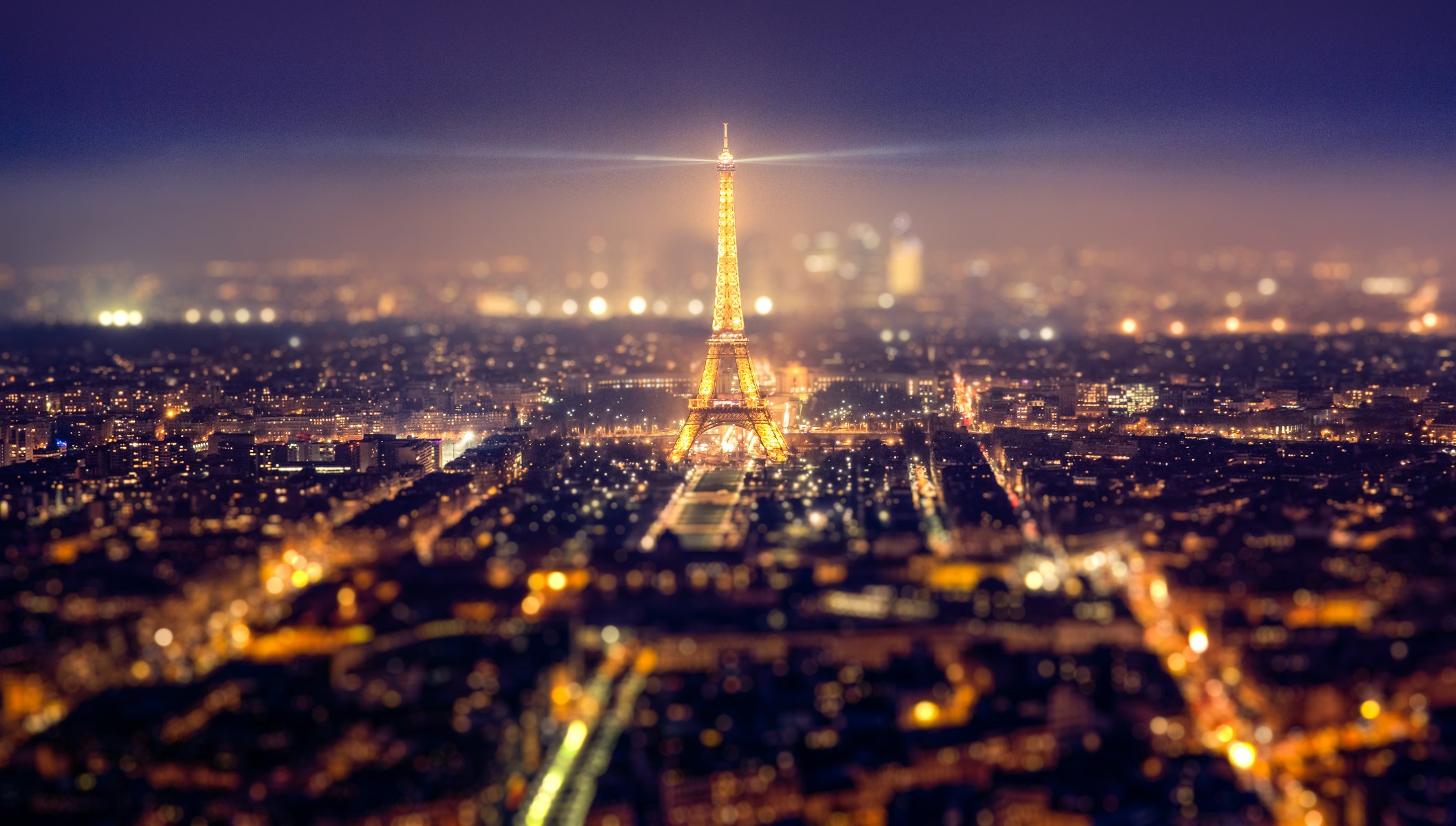 photographe andrés nieto porras photo paris tour eiffel nuit lumières auvent shift ville métropole maisons tilt shift