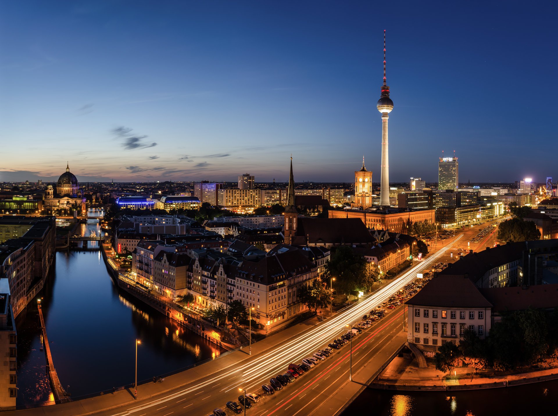 berliner skyline zur blauen stunde ville nuit lumières pont allemagne route parking rue bâtiments berlin berliner zur skyline blauen stunde lumières route parking rue bâtiments