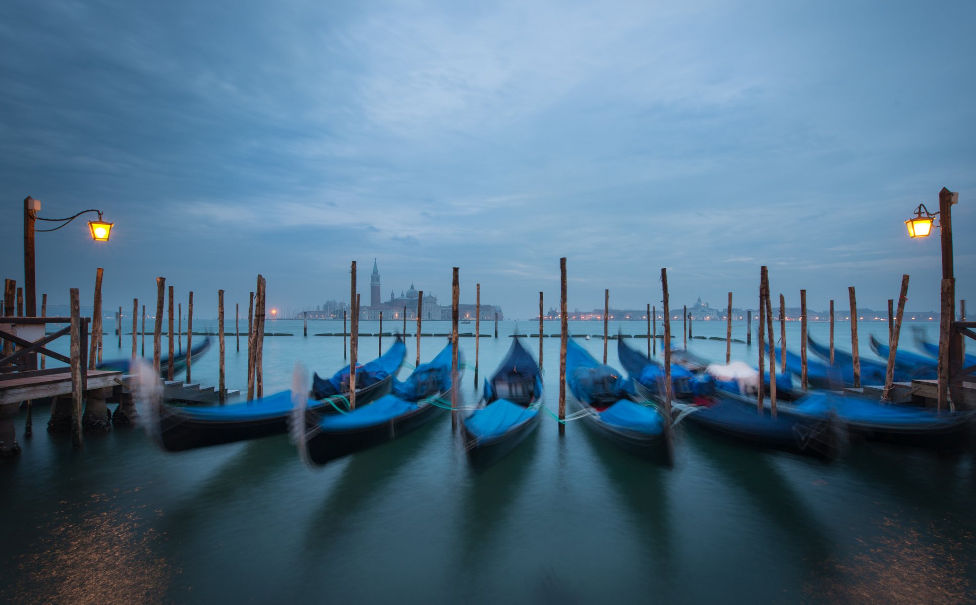 plaza de san marcos venecia italia ciudad canal barcos góndolas linternas noche cielo nubes