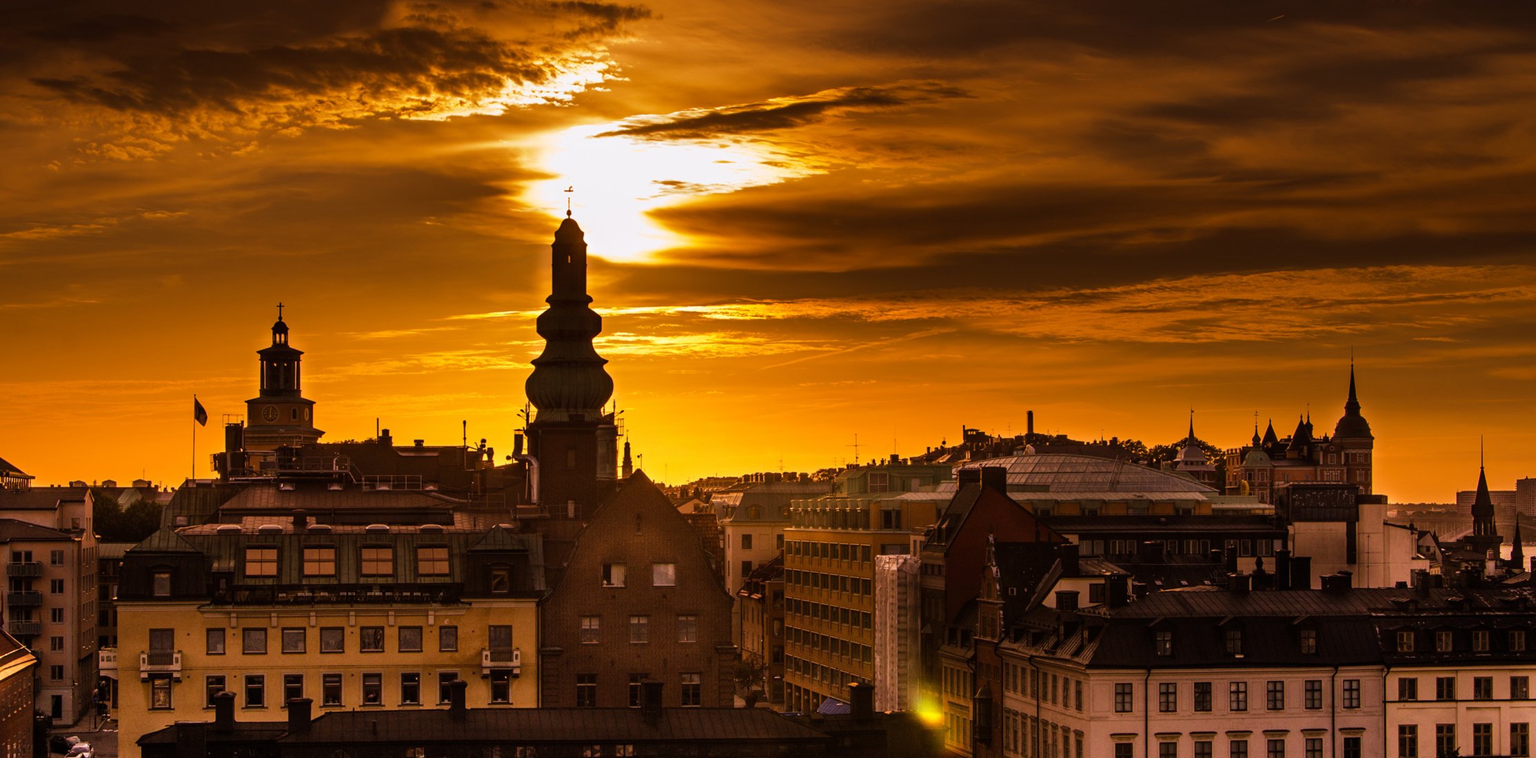 suède stockholm matin aube ciel soleil lumière maisons bâtiments toits ville