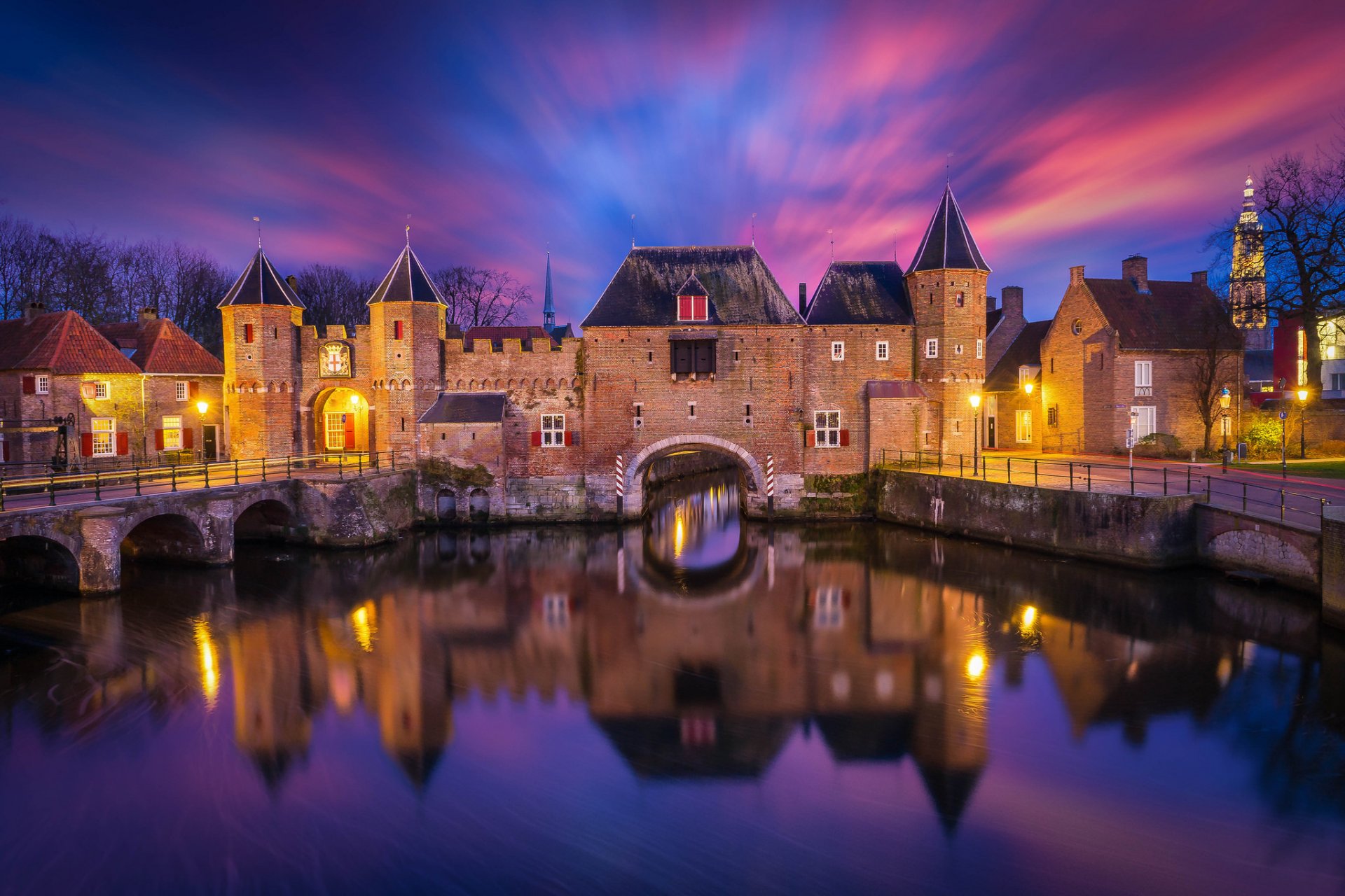 países bajos ciudad amersfoort fortaleza koppelport iluminación río noche cielo nubes reflexión