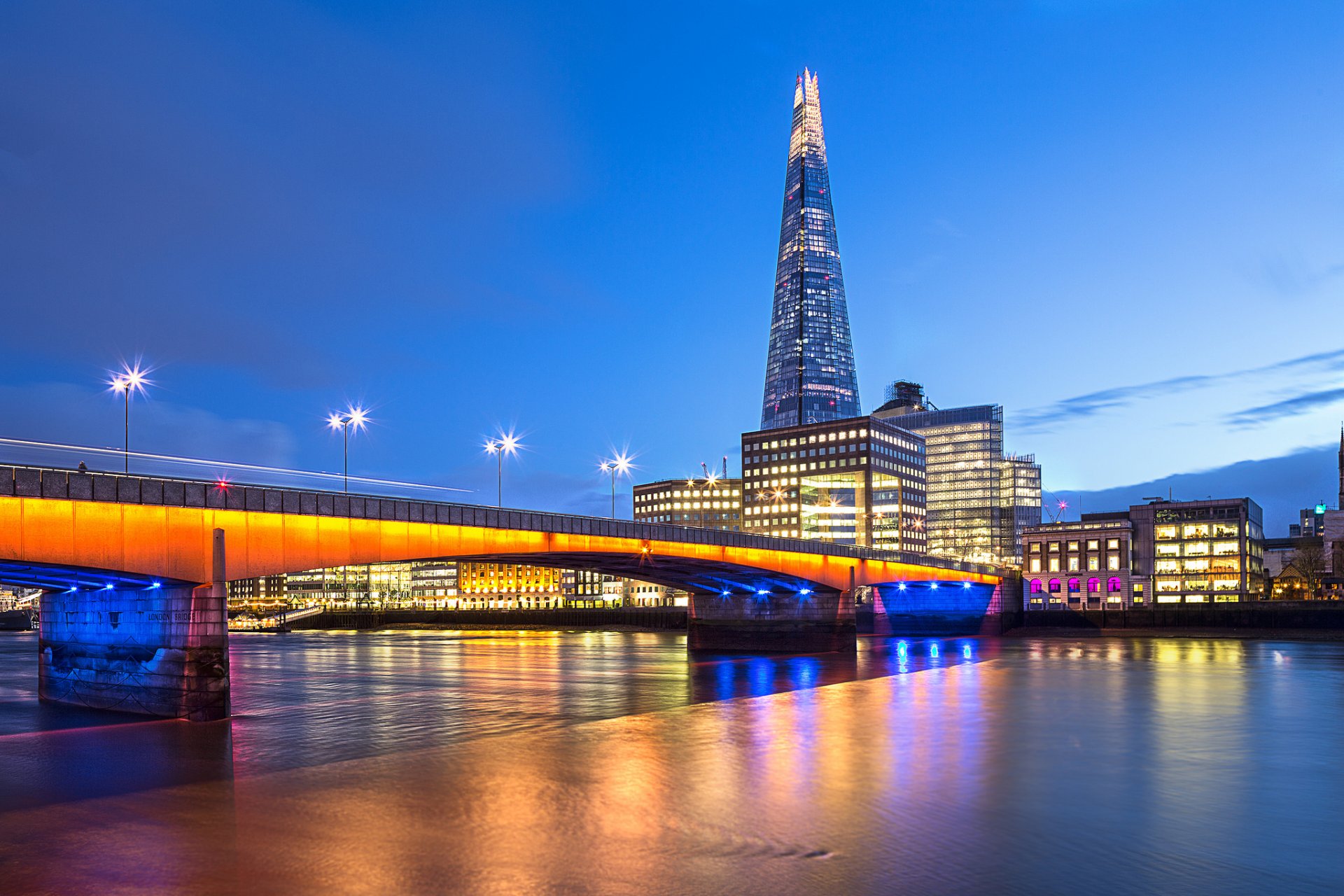 london england großbritannien hauptstadt stadt hauptstadt splitter southwark bridge brücke fluss themse abend lichter beleuchtung laternen hintergrundbeleuchtung belichtung blau himmel wolken