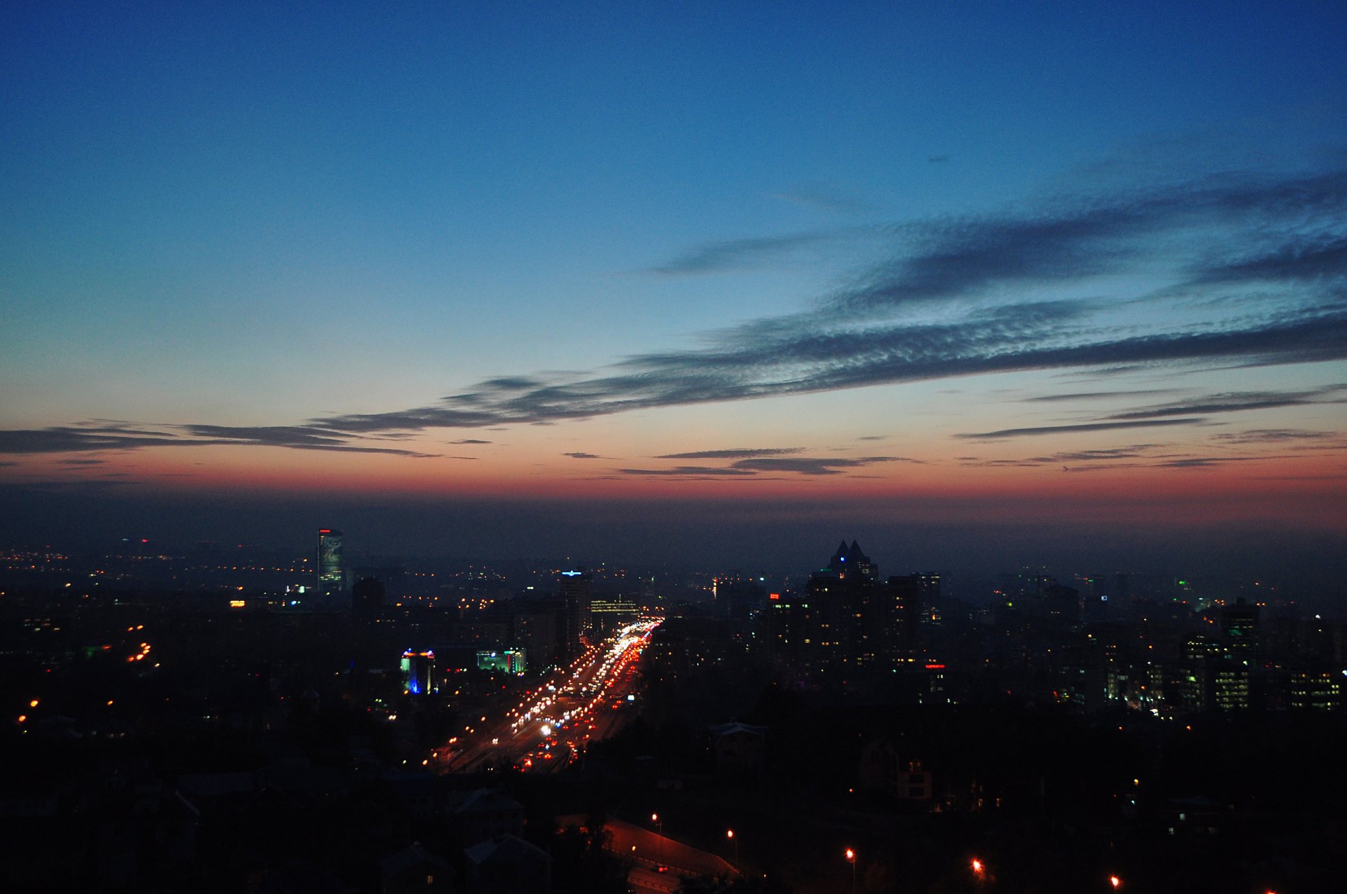 almaty abend lichter straße sonnenuntergang