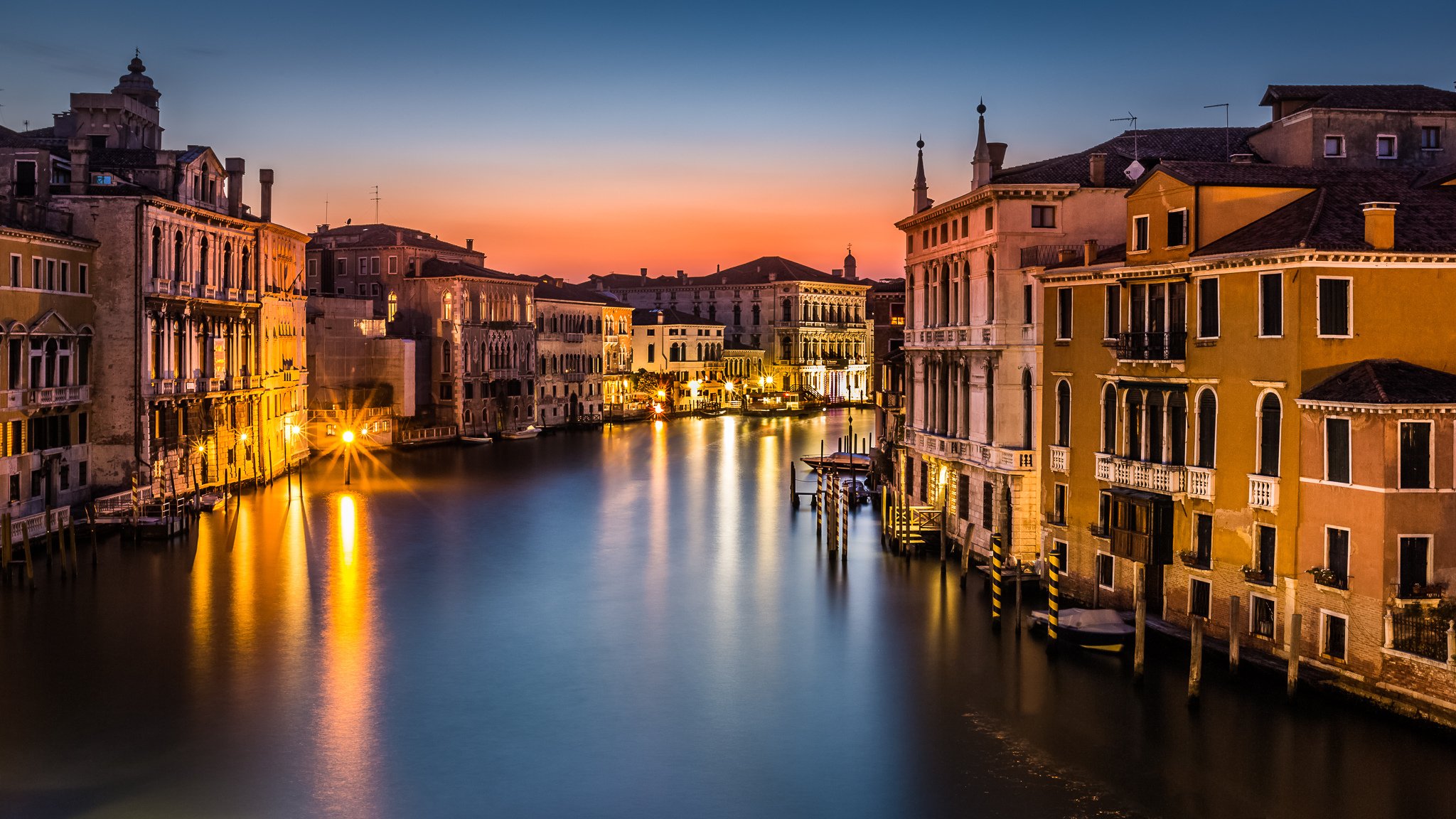wenecja włochy canal grande canal grande miasto wieczór światło latarnie oświetlenie domy budynki dachy morze gondole łodzie