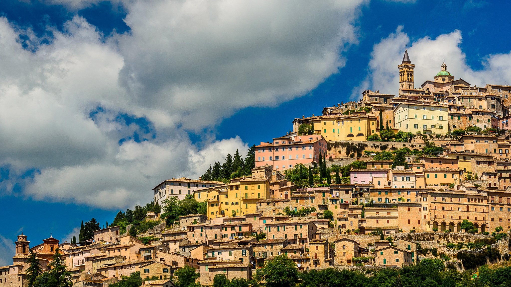 trevi umbría italia ciudad edificios casas pendiente nubes panorama
