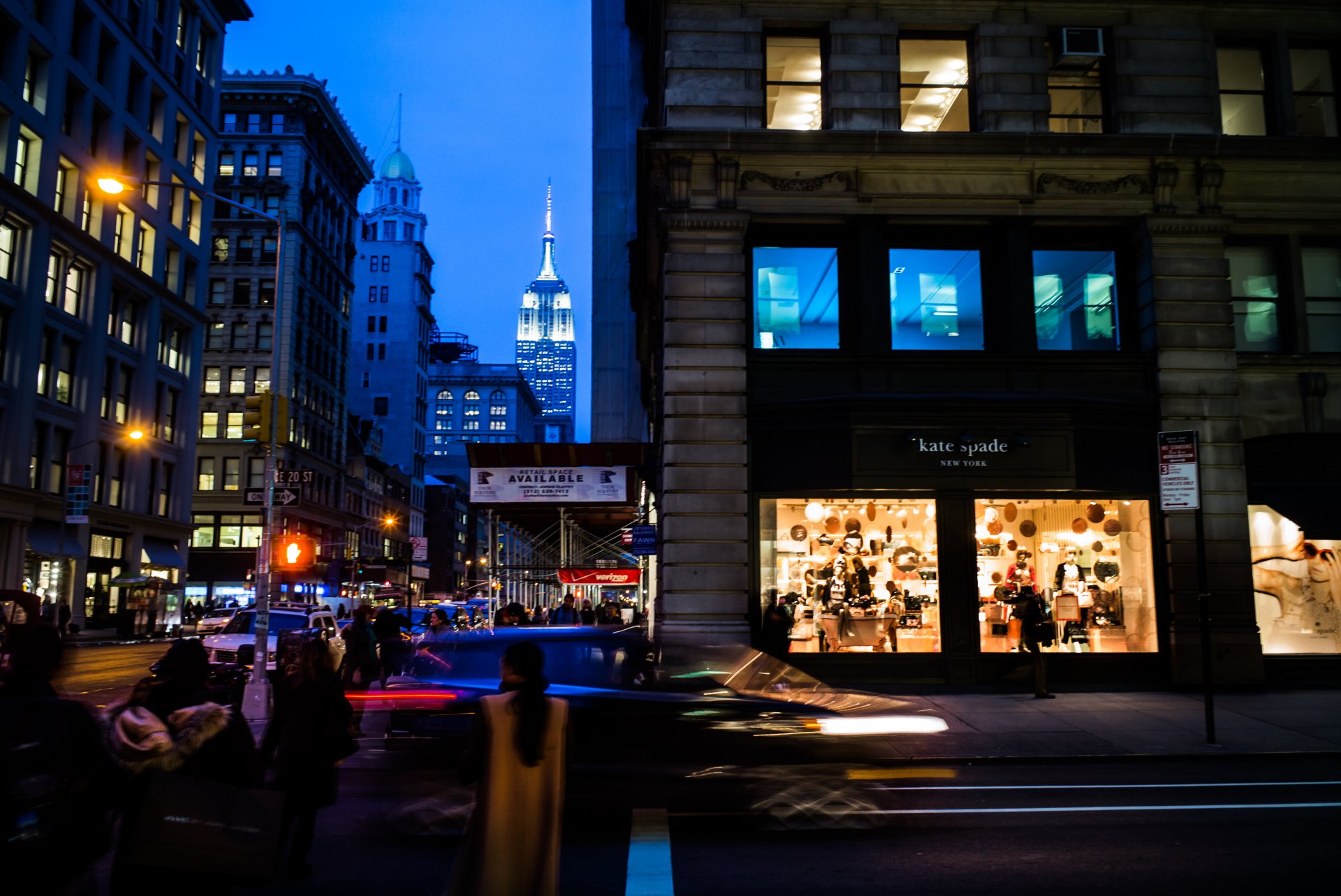 usa united states of america america new york manhattan empire state building man cars traffic evening shops skyscraper