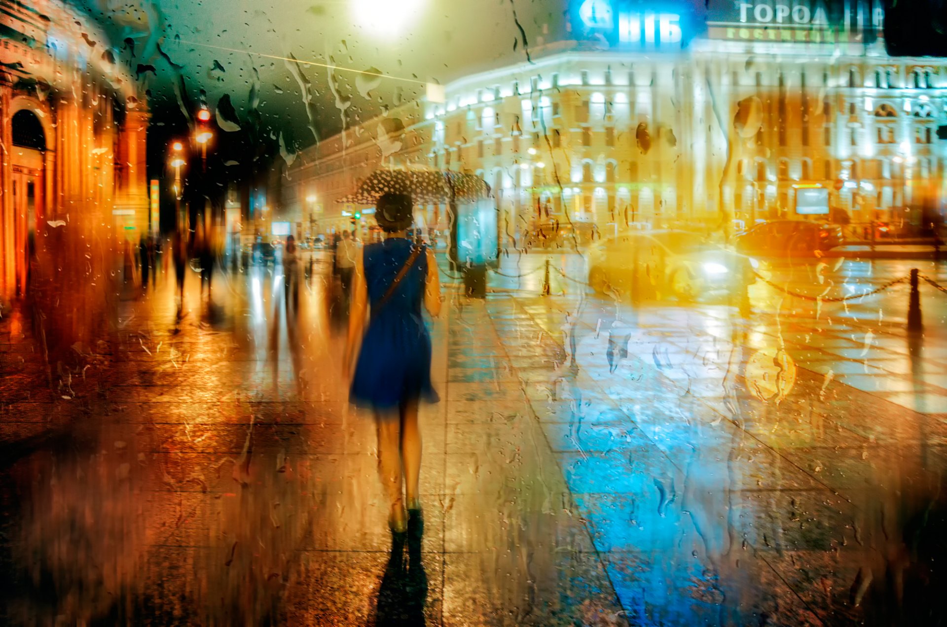 saint-pétersbourg pluie de nuit fille parapluie gouttes