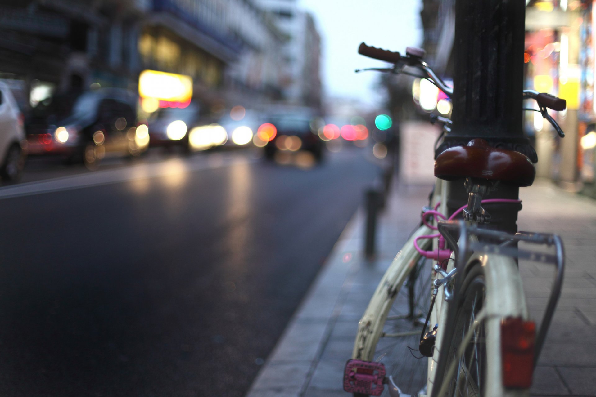 bicicleta poste ciudad acera carretera noche luces luces coches tráfico edificios ritmo