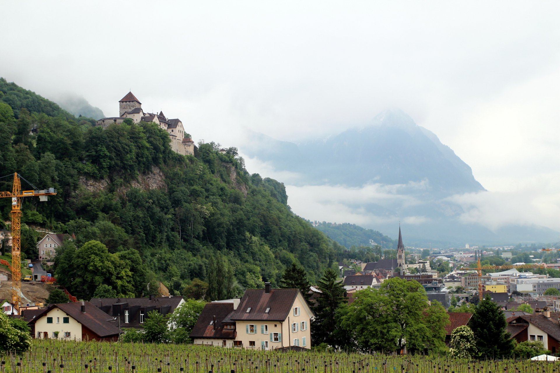 liechtenstein vaduz città città case castello montagne rocce paesaggio