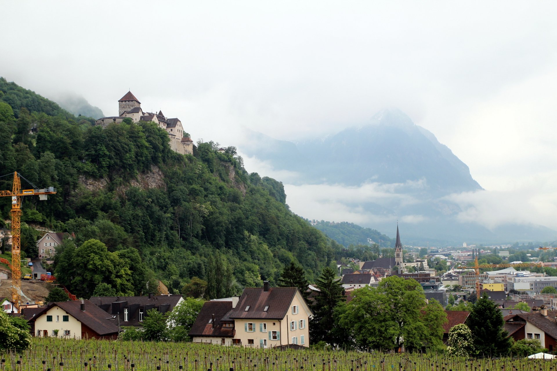 liechtenstein vaduz ciudad ciudad casas castillo montañas rocas paisaje