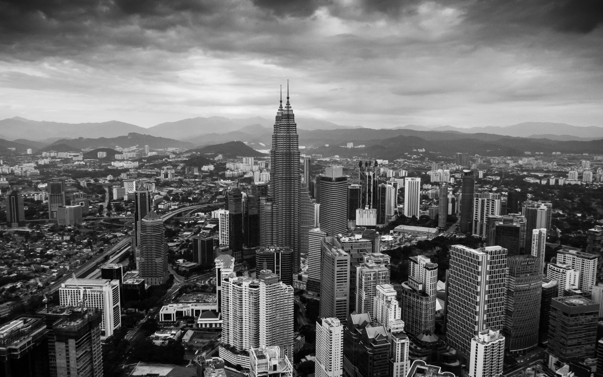 foto en blanco y negro ciudad casas rascacielos torre de kuala lumpur malasia