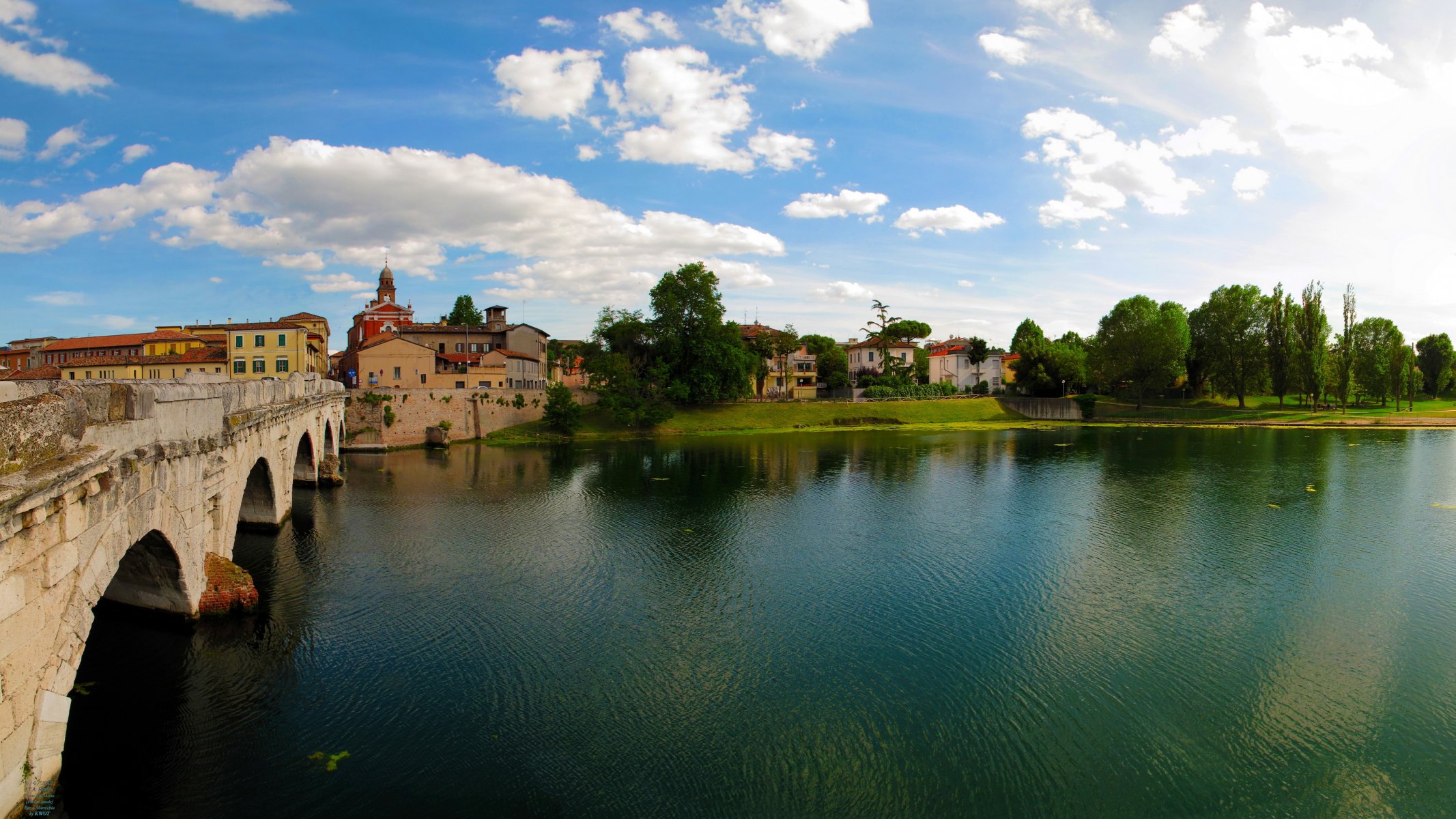 italien emilia-romagna rimini stadt fluss brücke bäume himmel foto