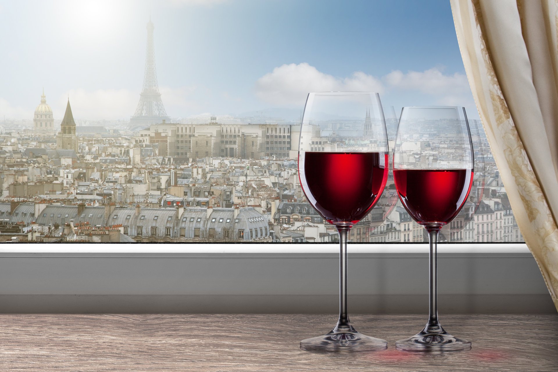 finestra città parigi torre eiffel davanzale vino rosso bicchieri tenda nuvole