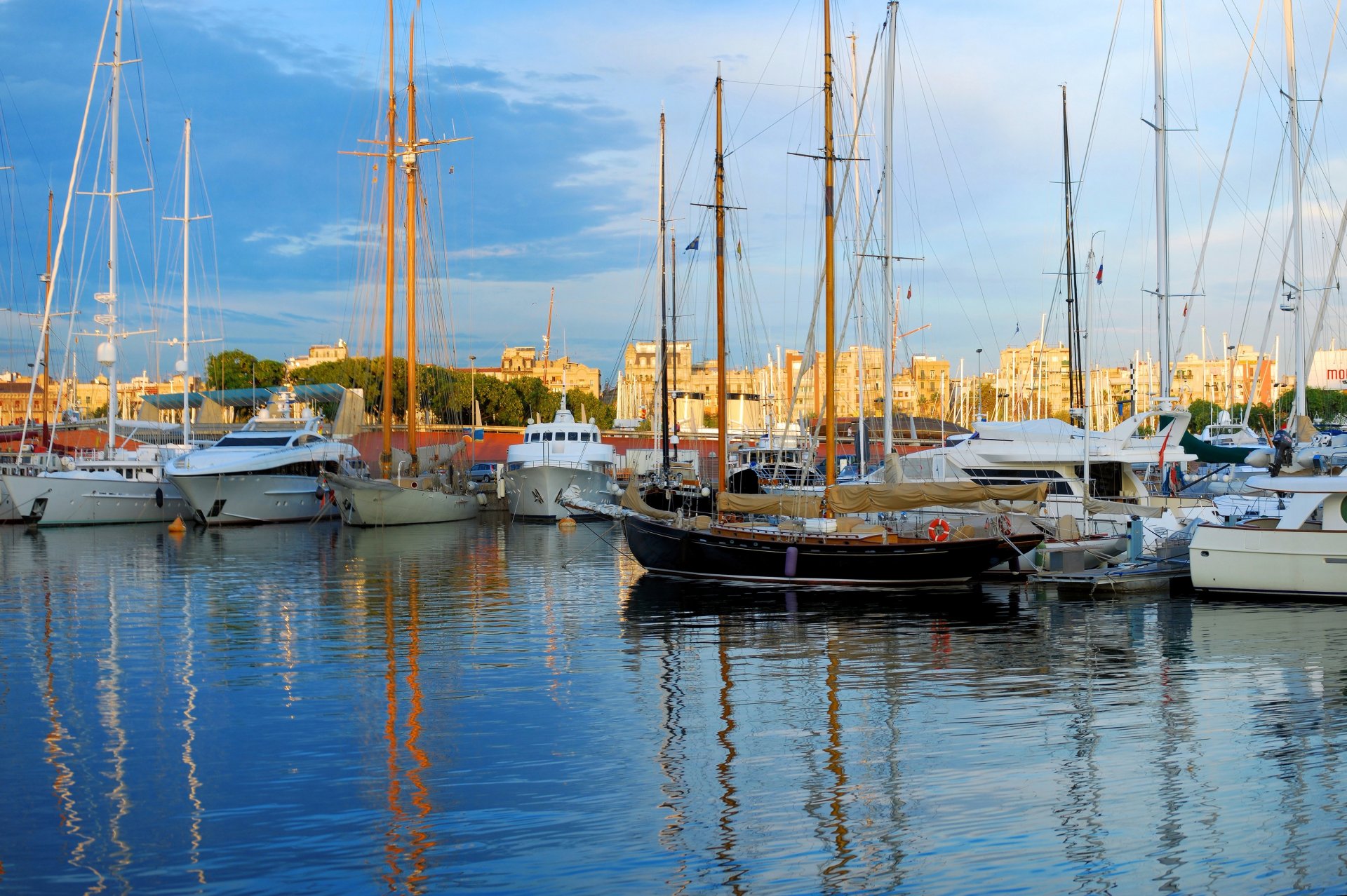 città alba molo barche case riflessione acqua