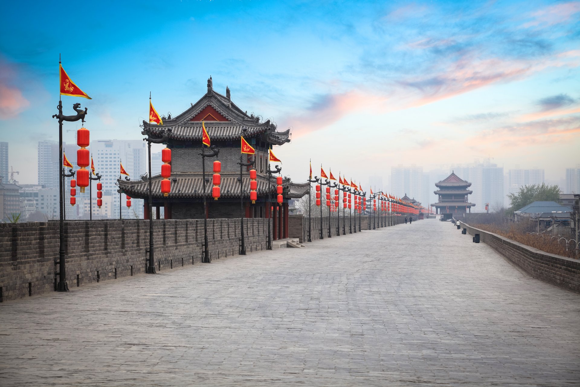 china häuser fahnen straße wolken