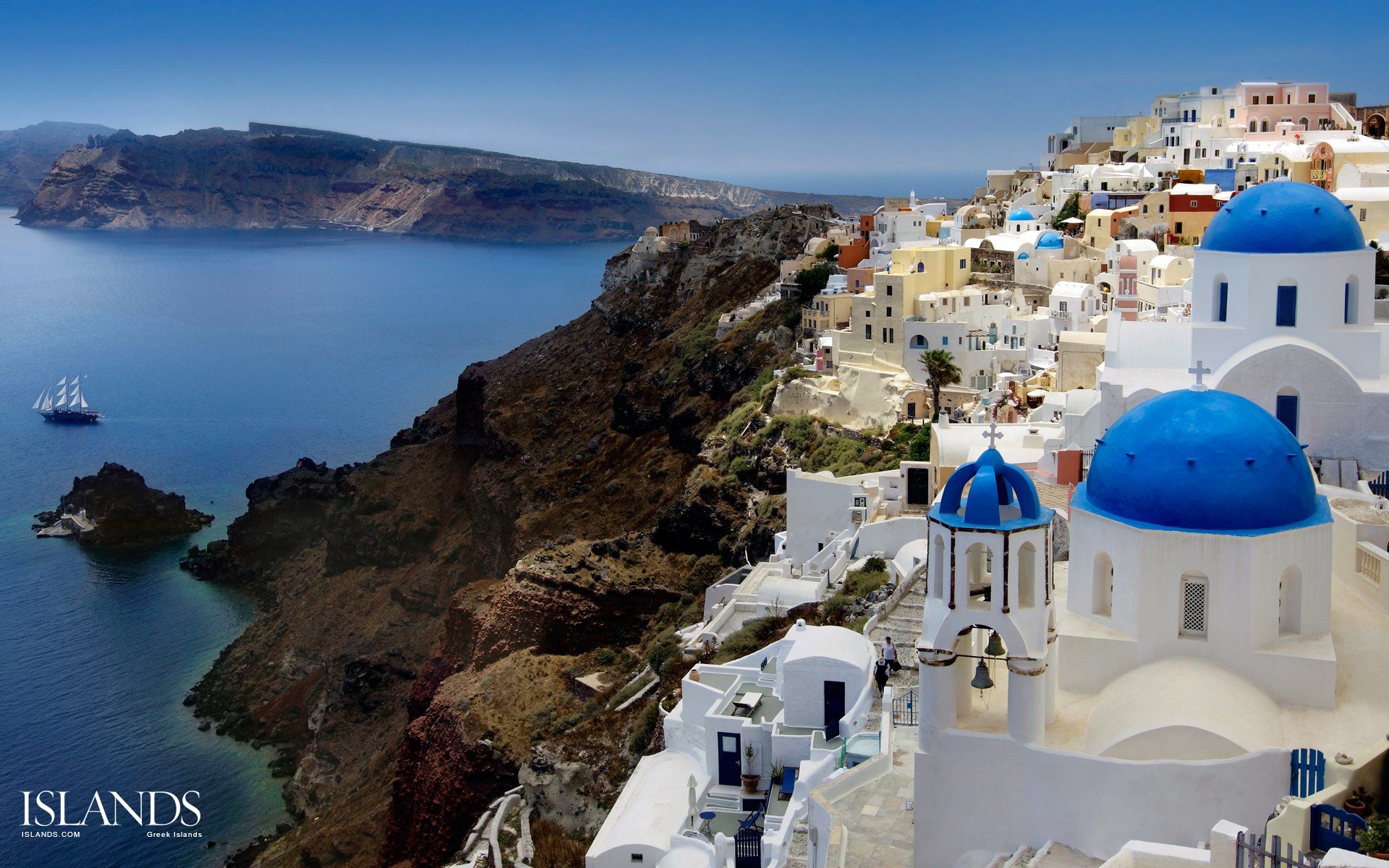 mer égée grèce santorin oia soirée ville lanternes église dôme maisons