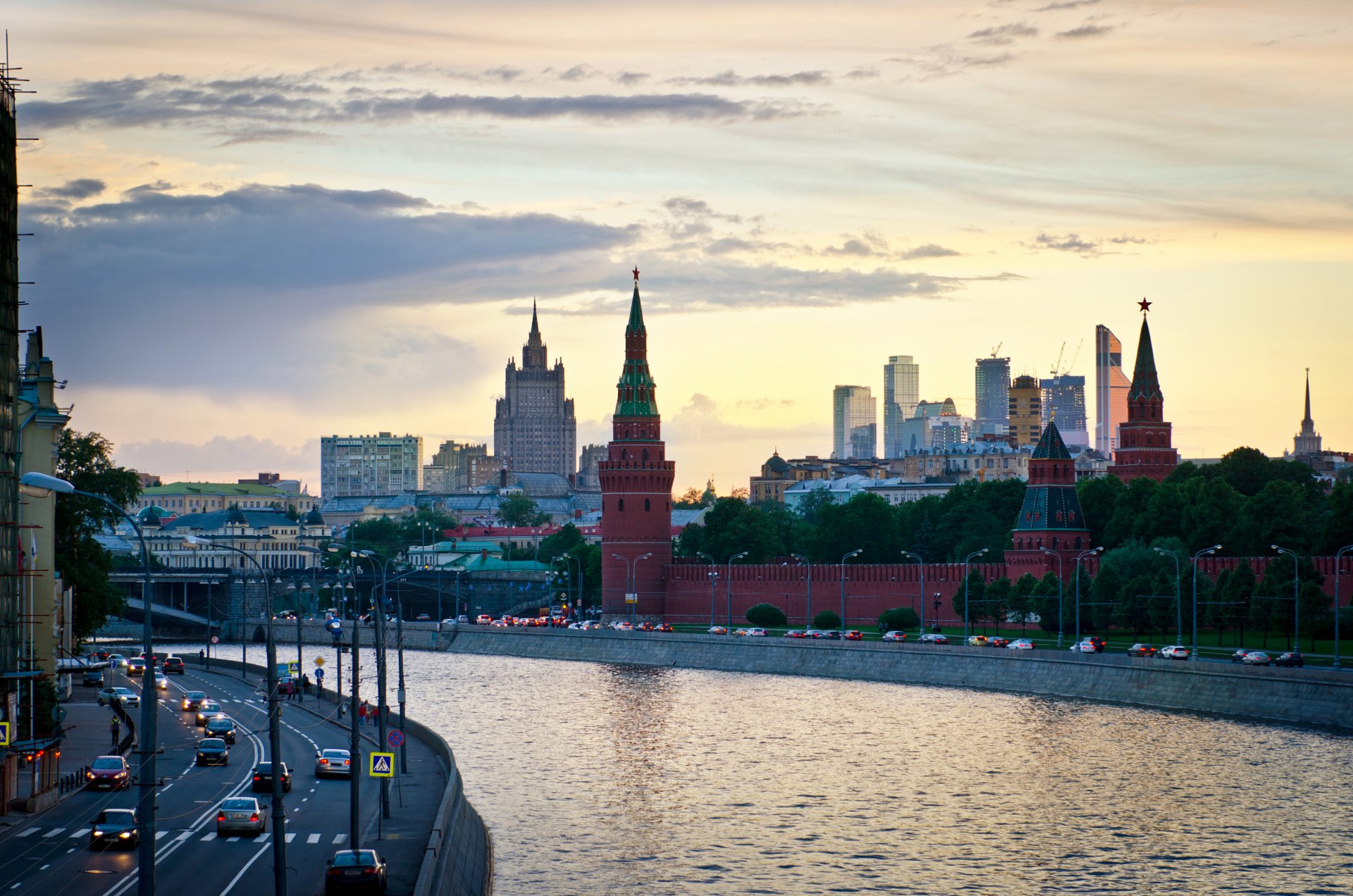 moskau kreml uferpromenade fluss kanal straßen autos