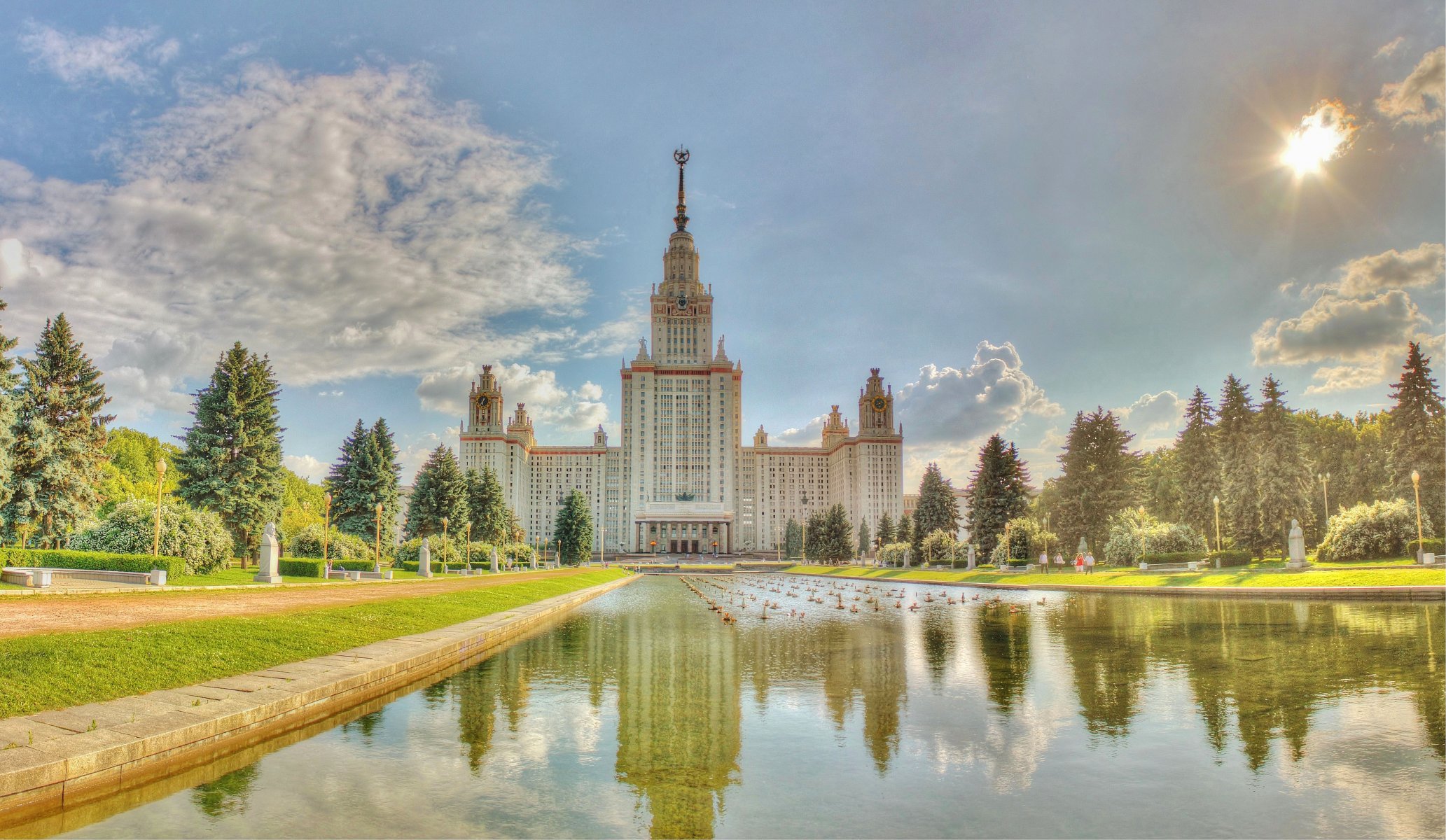 moscou université été ciel nuages eau étang herbe arbres gens