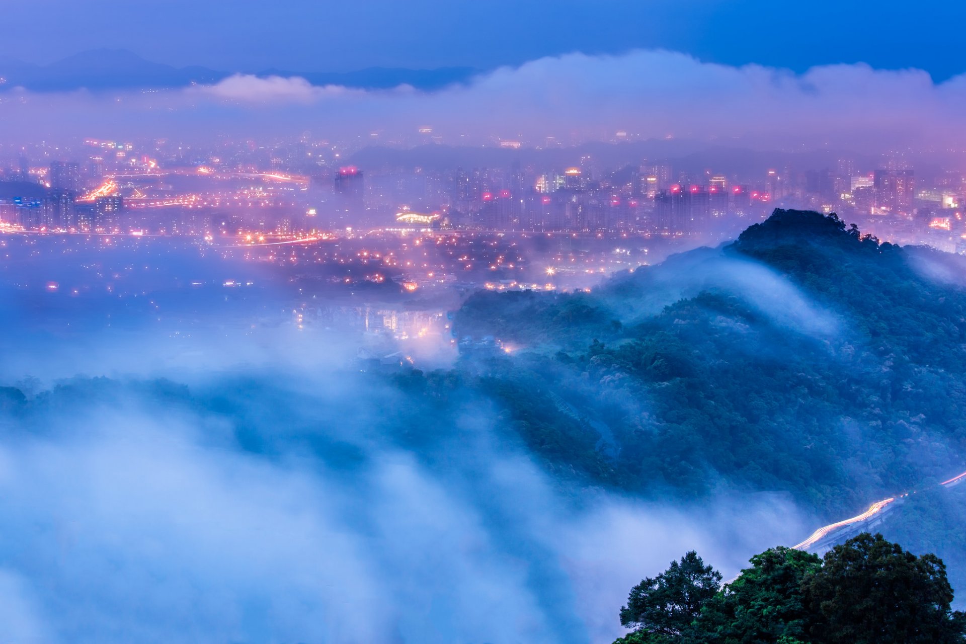 taiwán taipei ciudad noche crepúsculo luces iluminación vista altitud panorama árboles neblina niebla azul cielo nubes