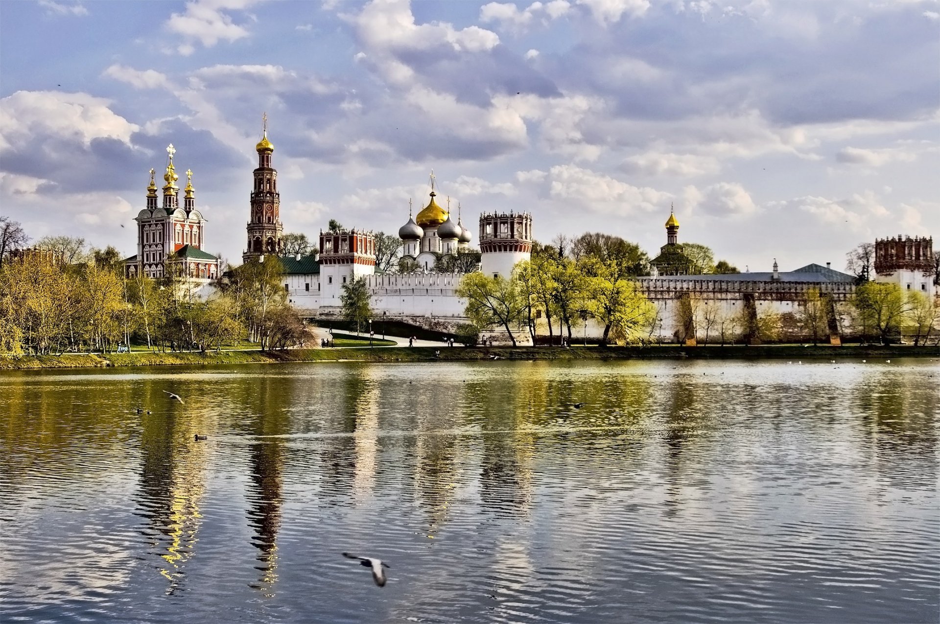 mosca monastero novodevichy autunno cielo nuvole alberi muro cupole torre