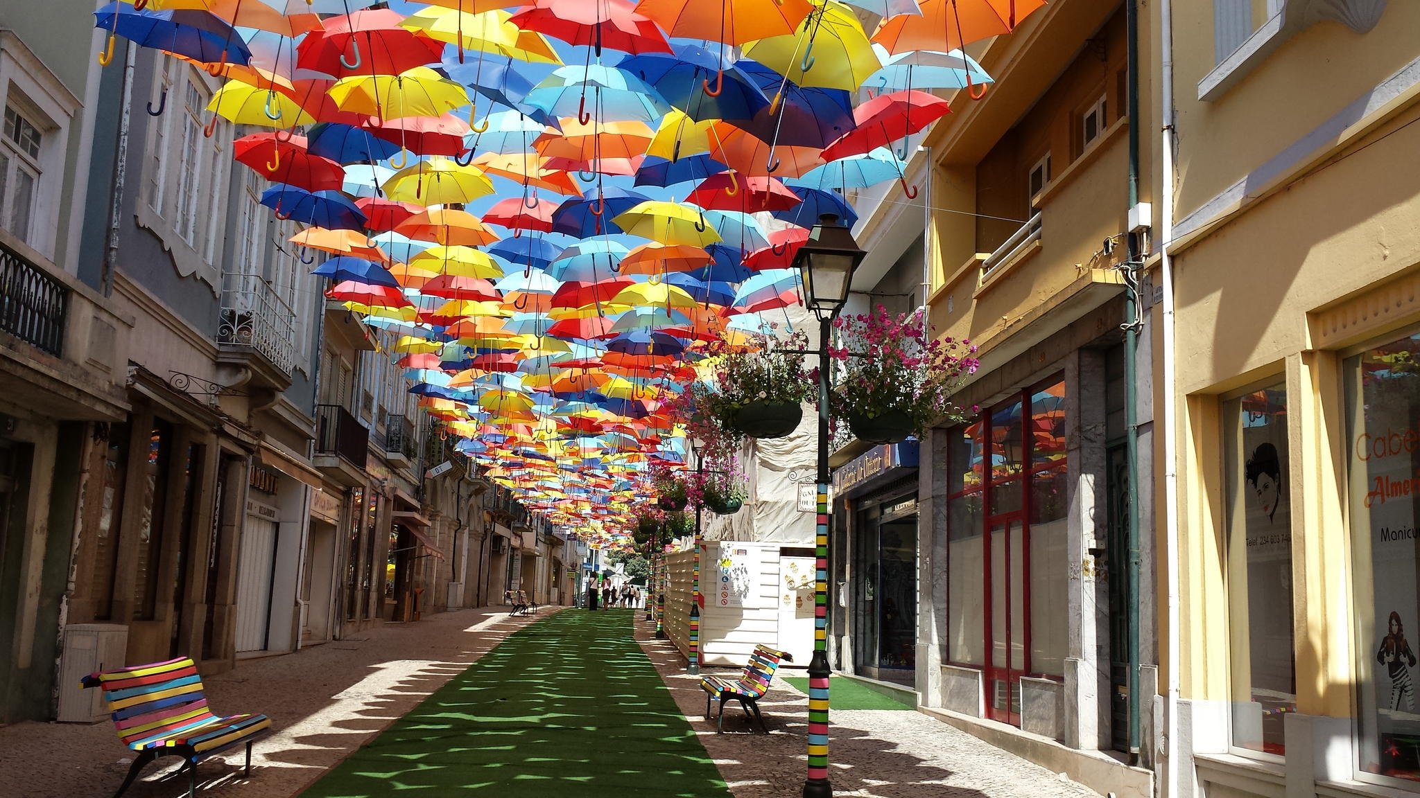 portugal ciudad casas calle paraguas verano