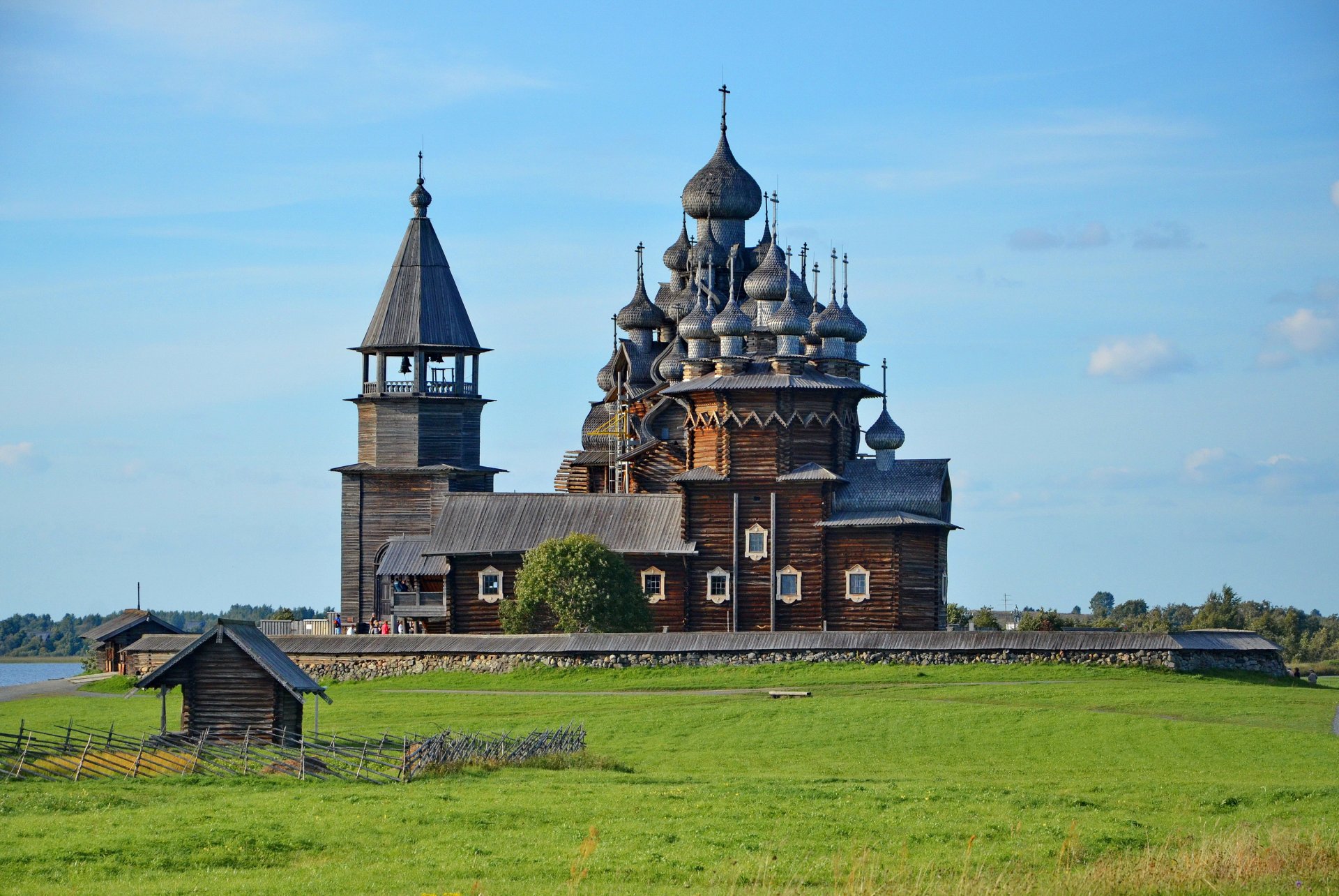russland karelien kirchengottesdienst kirche kuppeln insel see landschaft