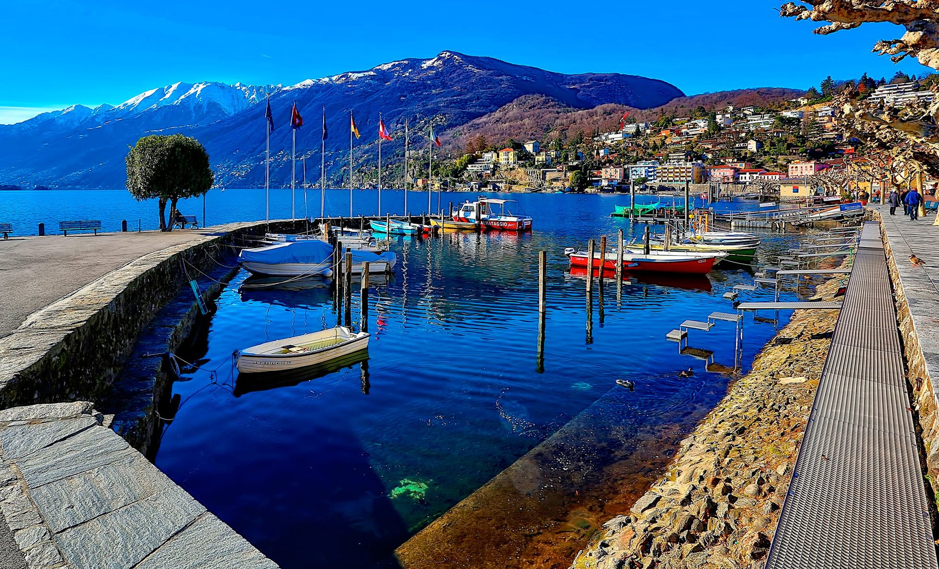 ascona svizzera paesaggio cielo montagne lago case lungomare barca yacht