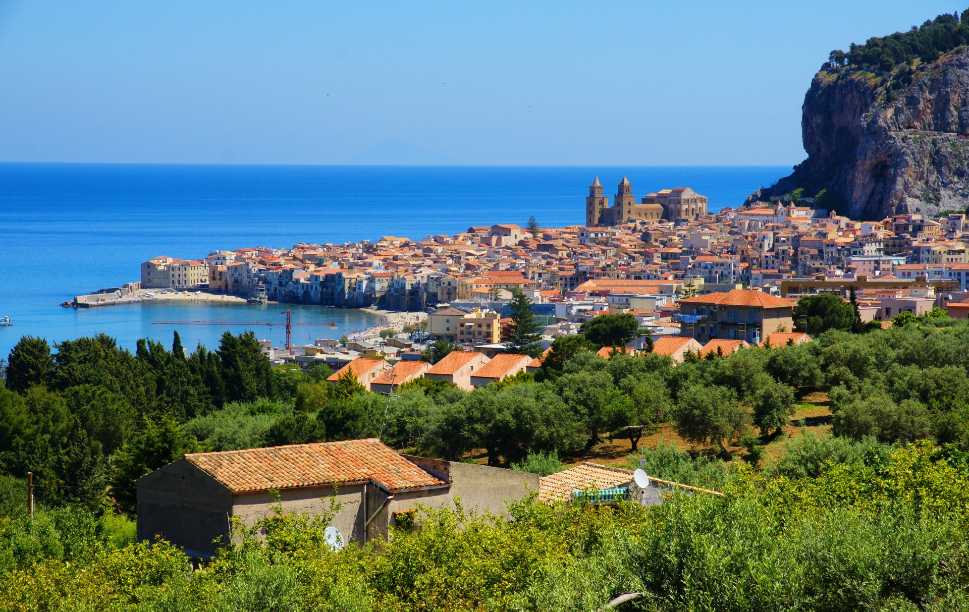 italia cefalù sicilia italia mare città città montagna case alberi