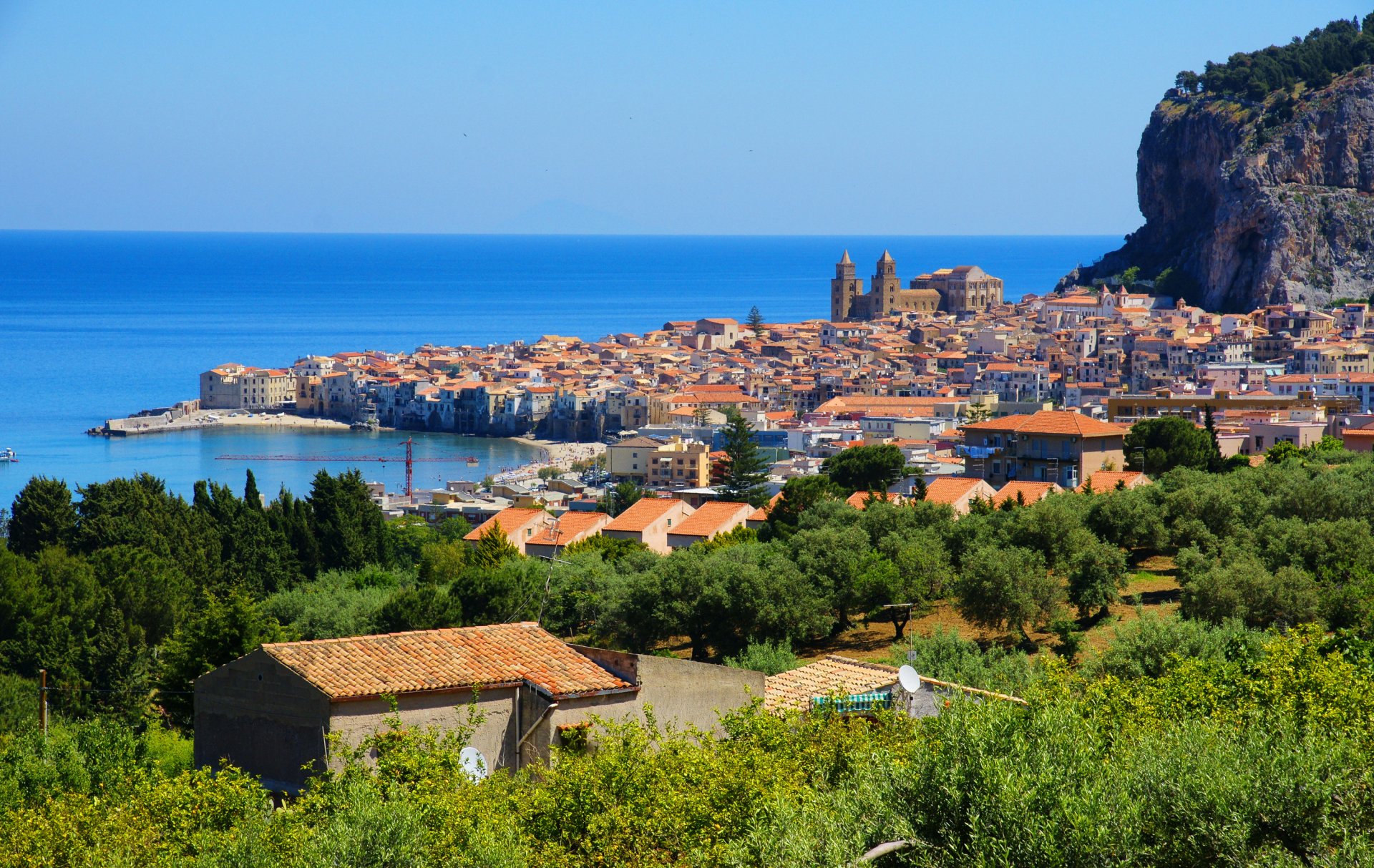 italie cefalù sicile italie mer ville ville montagne maisons arbres